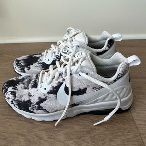 Nike Air Max Motion Women’s Black and White Size 6 Running Sneakers